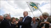 Ο πρόεδρος του ΠΑΣΟΚ Γιώργος Παπανδρέου χαιρετά κατοίκους στην Ιεράπετρα, στο πλαίσιο ...