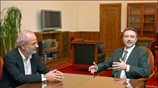 Ο πρόεδρος της ΠΓΔΜ Branko Crvenkovski (δεξιά) μιλάει με τον πρόεδρο του ...