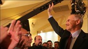 Ο πρόεδρος του ΠΑΣΟΚ Γιώργος Παπανδρέου χαιρετά οπαδούς του ΠΑΣΟΚ πριν από ...