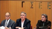 Ο πρόεδρος της ΓΣΕΕ Γιάννης Παναγόπουλος (στο κέντρο) πλαισιωμένος από τον αναπληρωτή ...