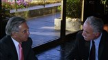 Ο υφυπουργός Εξωτερικών Γιάννης Βαληνάκης (αριστερά) συνομιλεί με τον Παλαιστίνιο υπουργό Εξωτερικών ...
