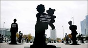 Σκιαγραφήματα που συμβολίζουν τα 3.537 παιδιά που σκοτώθηκαν ή τραυματίστηκαν από βόμβες ...