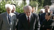 Ο πρόεδρος του ΠΑΣΟΚ Γιώργος Παπανδρέου αποθέτει ένα λουλούδι στον τάφο του ...