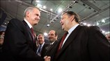 Ο Γιώργος Παπανδρέου χαιρετά τον Ευάγγελο Βενιζέλο λίγο πριν αρχίσουν οι εργασίες ...