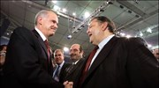 Ο Γιώργος Παπανδρέου χαιρετά τον Ευάγγελο Βενιζέλο λίγο πριν αρχίσουν οι εργασίες ...