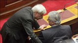 Ο υπουργός Εσωτερικών Προκόπης Παυλόπουλος συνομιλεί με τον βουλευτή Μιλτιάδη Έβερτ κατά ...