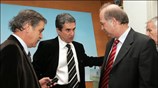 Οι Πάρις Κουκουλόπουλος, Ανδρέας Λοβέρδος και Γιώργος Φλωρίδης συνομιλούν στα γραφεία του ...