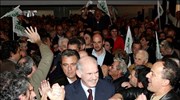 Κόσμος υποδέχεται τον πρόεδρο του ΠΑΣΟΚ Γιώργο Α. Παπανδρέου στο Παπαστράτειο Μέγαρο ...