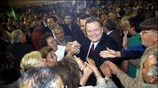 Ο υποψήφιος για την προεδρία στο ΠΑΣΟΚ Ευάγγελος Βενιζέλος ανάμεσα σε κόσμο ...