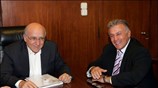 Ο Υπουργός ΠΕΧΩΔΕ Γιώργος Σουφλιάς (Α) συνομιλεί με τον Νομάρχη Θεσσαλονίκης Παναγιώτη ...