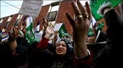 Γυναίκες μέλη του αυτονομιστικού Κέντρου Μουσουλμάνων Γυναικών (ΜΚΜ) διαδηλώνουν στο κέντρο της ...