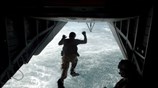 Αντρες των Αμερικανικών Ειδικών Δυνάμεων εκπαιδεύονται σε τεχνικές διάσωσης έξω από τις ...