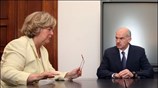 Ο πρόεδρος του ΠΑΣΟΚ Γιώργος Παπανδρέου συνομιλεί με την αντιπρόεδρο της Κοινοβουλευτικής ...