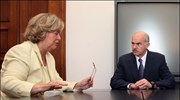 Ο πρόεδρος του ΠΑΣΟΚ Γιώργος Παπανδρέου συνομιλεί με την αντιπρόεδρο της Κοινοβουλευτικής ...