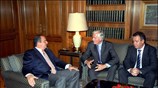 Ο πρωθυπουργός Κώστας Καραμανλής συνομιλεί με τον υπουργό Γεωργίας και Αλιείας της ...