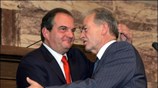 Ο πρωθυπουργός Κώστας Καραμανλής και ο απερχόμενος γραμματέας της Κ.Ο. Απόστολος Σταύρου. ...