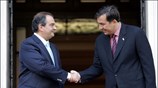 Ο πρωθυπουργός Κώστας Καραμανλής υποδέχεται, στο Μέγαρο Μαξίμου, τον Πρόεδρο της Γεωργίας ...