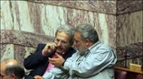 Οι βουλευτές Γρηγόρης Ψαριανός και Μίμης Ανδρουλάκης στη Βουλή, κατά τη διάρκεια ...