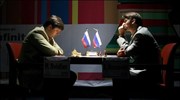 Ο Ρώσος Peter Svidler (αριστερά) σκέφτεται την επόμενη κίνηση που θα κάνει ...