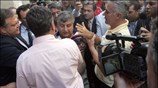 Ενα ποτήρι καφέ πέταξε στον Ευάγγελο Βενιζέλο στη Χαριλάου Τρικούπη ηλικιωμένος άνδρας. ...