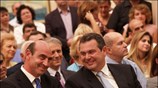 Ο νέος Υπουργός ΥΕΝ και Νησιωτικής Πολιτικής Γιώργος Βουλγαράκης συνομιλεί με τον ...