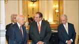 Ο πρωθυπουργός Κώστας Καραμανλής και ο Πρόεδρος της Δημοκρατίας Κάρολος Παπούλιας κατά ...