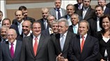Ο πρωθυπουργός Κώστας Καραμανλής φωτογραφίζεται στη Βουλή με τους υπουργούς της Κυβέρνησης ...
