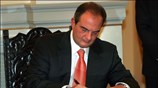 Ο πρωθυπουργός Κώστας Καραμανλής υπογράφει το Πρωτόκολλο Ορκωμοσίας της νέας κυβέρνησης στο ...