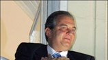 Ο πρωθυπουργός και πρόεδρος της Νέας Δημοκρατίας Κώστας Καραμανλής χαιρετάει τον κόσμο ...