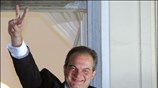 Ο πρωθυπουργός και πρόεδρος της Νέας Δημοκρατίας Κώστας Καραμανλής χαιρετάει τον κόσμο ...