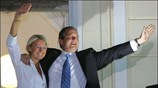 Ο πρωθυπουργός και πρόεδρος της Νέας Δημοκρατίας Κώστας Καραμανλής με τη σύζυγό ...