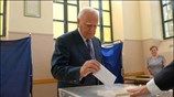 Ο Πρόεδρος της Ελληνικής Δημοκρατίας Κάρολος Παπούλιας ασκεί το εκλογικό του καθήκον ...
