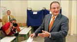 Ο πρωθυπουργός και πρόεδρος της Νέας Δημοκρατίας Κώστας Καραμανλής άσκησε το εκλογικό ...