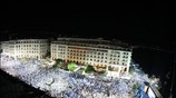 Φίλοι της Νέας Δημοκρατίας κατά τη διάρκεια της προεκλογικής συγκέντρωσης στη Θεσσαλονίκη. ...