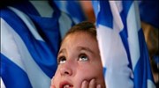 Ενα κοριτσάκι παρακολουθεί την προεκλογική συγκέντρωση της ΝΔ στην πλατεία Αριστοτέλους στη ...