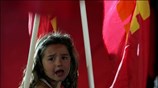 Ένα κοριτσάκι ανάμεσα σε σημαίες του ΚΚΕ στην κεντρική προεκλογική συγκέντρωση του ...