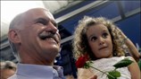 Ο πρόεδρος του ΠΑΣΟΚ Γιώργος Παπανδρέου χαιρετά μέλη και φίλους της Νεολαίας ...