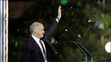 Ο πρόεδρος του ΠΑΣΟΚ Γιώργος Παπανδρέου χαιρετά τον κόσμο σε ανοιχτή συγκέντρωση ...