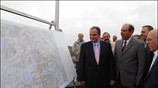 Ο πρωθυπουργός Κώστας Καραμανλής ενημερώνεται από τον υπουργό ΠΕΧΩΔΕ Γιώργο Σουφλιά για ...
