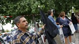 Απεργία πείνας πραγματοποιούν εργαζόμενοι στην ΕΥΑΘ, έξω από την πύλη της ΔΕΘ ...