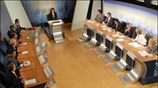 Αρκετά «σφιγμένοι»- αγέλαστοι έως και τρακαρισμένοι -οι πολιτικοί αρχηγοί, έμοιαζαν να ενδιαφέρονται ...