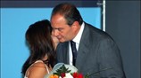 O πρωθυπουργός Κώστας Καραμανλής δέχεται λουλούδια από ένα κορίτσι λίγο πριν την ...