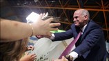Ο πρόεδρος του ΠΑΣΟΚ Γιώργος Παπανδρέου χαιρετά τους οπαδούς του κόμματος του ...