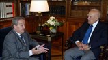 Ο Πρόεδρος της Δημοκρατίας Κάρολος Παπούλιας συζητά με τον πρόεδρο της Δημοκρατικής ...