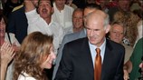 Ο Γιώργος Παπανδρέου χαιρετά τη Βίκυ Λέανδρος κατά την άφιξη του στο ...
