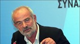 Ο πρόεδρος του ΣΥΡΙΖΑ Αλέκος Αλαβάνος κατά τη συνέντευξη Τύπου που έδωσε ...