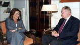 Η υπουργός Εξωτερικών Ντόρα Μπακογιάννη συνομιλεί με τον πρώην πρωθυπουργό και πρώην ...