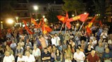 Κόσμος παρακολουθεί την ομιλία της ΓΓ της ΚΕ του ΚΚΕ Αλέκας Παπαρήγα ...