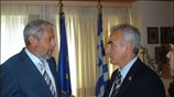 Επιταγή 200.000 ευρώ για τους πυροπαθείς παρέδωσε σήμερα στον υφυπουργό Εξωτερικών Θεόδωρο ...