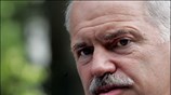 Ο πρόεδρος του ΠΑΣΟΚ Γιώργος Παπανδρέου κάνει δηλώσεις στους δημοσιογράφους κατά την ...